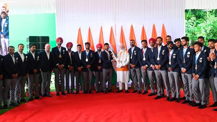 Tokyo Olympic 2020 Indian Hockey team members met PM Modi at his residence after winning Medal Tokyo Olympic 2020 Indian Hockey team members met PM Modi at his residence after winning Medal