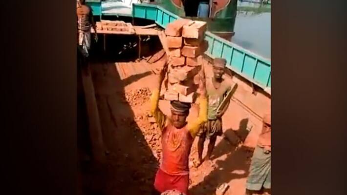 Watch Man balancing pile of bricks on head goes viral; Anand Mahindra praises his unique skills-tgy Watch Man balancing pile of bricks on head goes viral; Anand Mahindra praises his unique skills-tgy