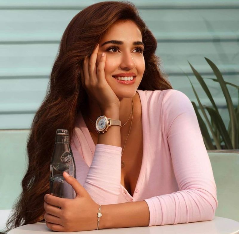disha patani drops a sizzling hot mirror selfie trending