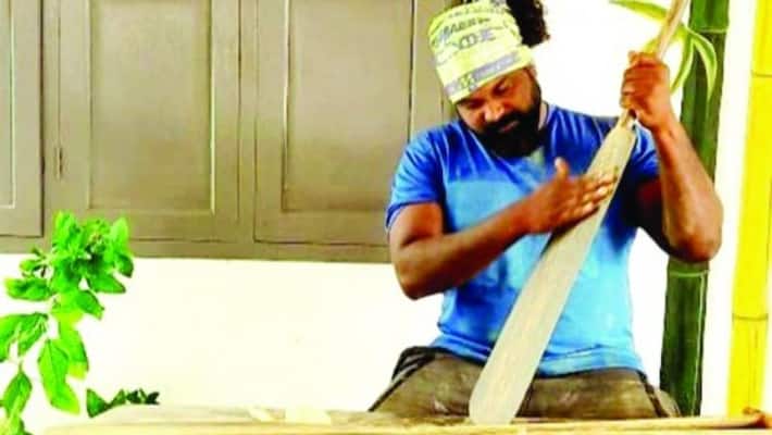 Ajesh completes the paintings on the oar alapuzha Ajesh completes the paintings on the oar alapuzha