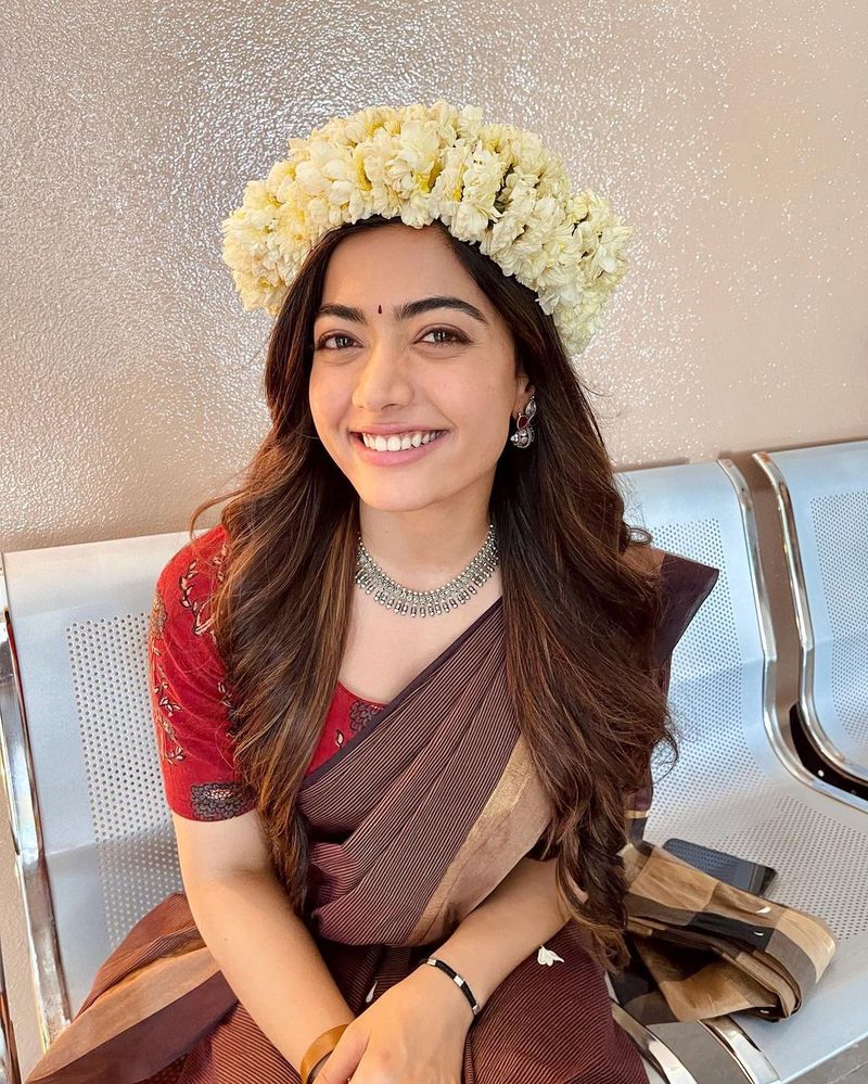 rashmika mandanna doing something crazy fans fidaa viral photos