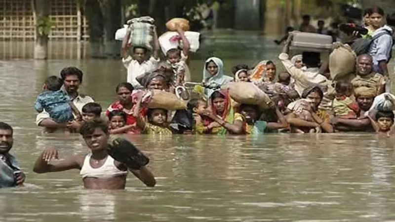 bihar heavy rains and flood ganga river water level rising many people left home