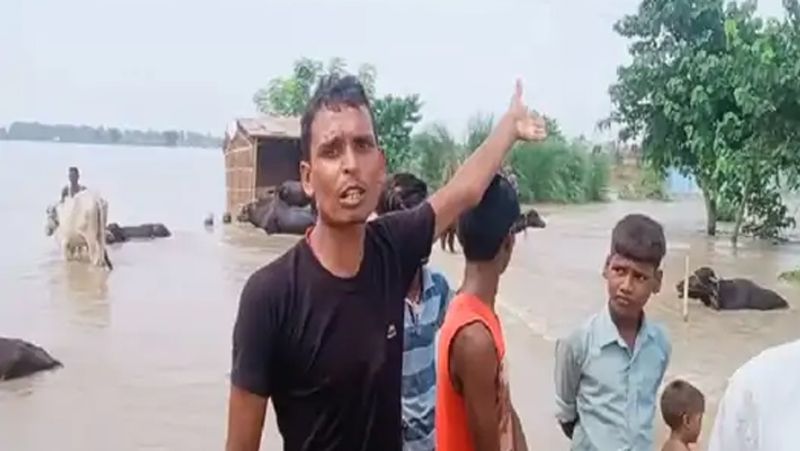 bihar heavy rains and flood ganga river water level rising many people left home