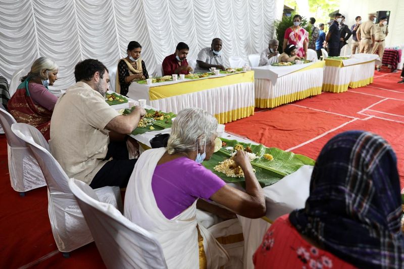 Rahul Gandhi MP has an Onam dinner with Gandhi Bhavan inmates