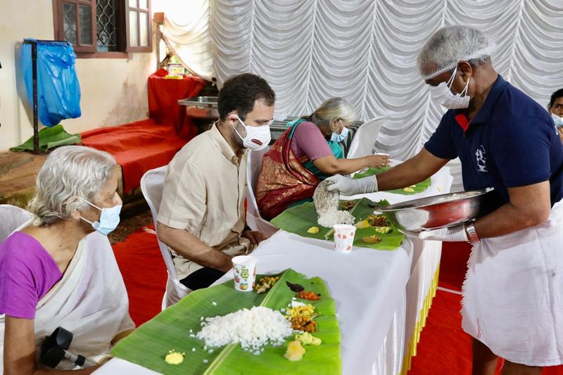Rahul Gandhi MP has an Onam dinner with Gandhi Bhavan inmates
