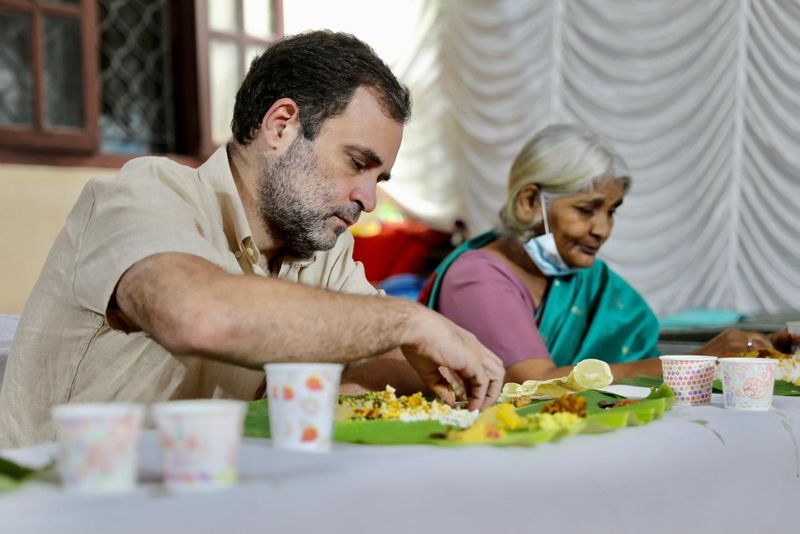 Rahul Gandhi MP has an Onam dinner with Gandhi Bhavan inmates