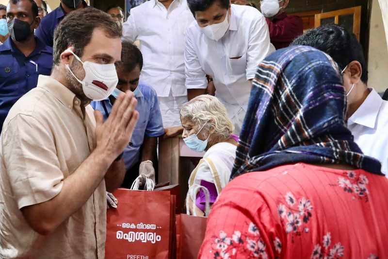 Rahul Gandhi MP has an Onam dinner with Gandhi Bhavan inmates