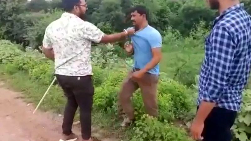 madhya pradesh news beat the young man with stick beating video viral in satna
