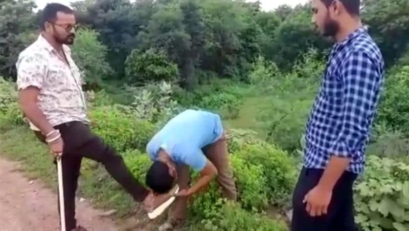 madhya pradesh news beat the young man with stick beating video viral in satna