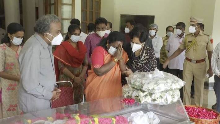 telangana governor tamilisai weeping on his mother death telangana governor tamilisai weeping on his mother death