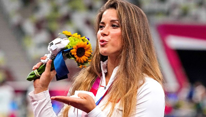 Polish athlete Maria Andrejczyk auctioned Tokyo 2020 Olympic medal for treatment of a child spb