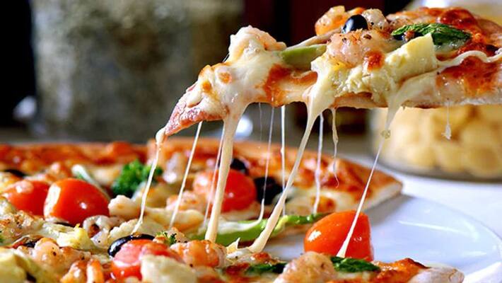 pizza with pudina chutney experiment by food blogger pizza with pudina chutney experiment by food blogger