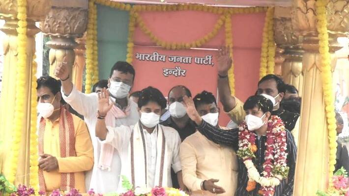 Jyotiraditya Scindia reprimanded MLA Akash Vijayvargiya during Jan Ashirwad Yatra Jyotiraditya Scindia reprimanded MLA Akash Vijayvargiya during Jan Ashirwad Yatra