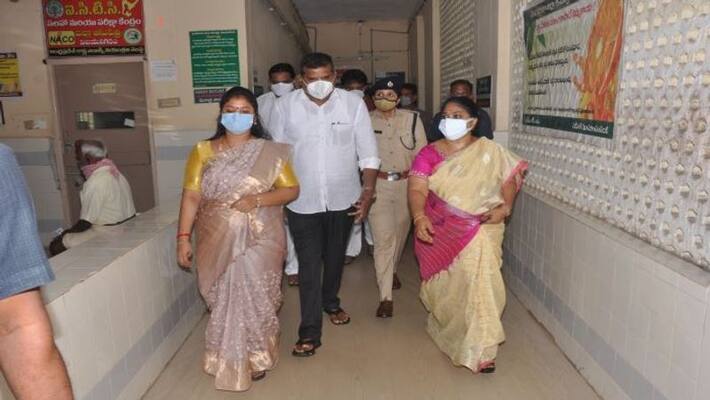 lover attack with petrol on his girl friend... ministers botsa, srivani consulted injured persons lover attack with petrol on his girl friend... ministers botsa, srivani consulted injured persons