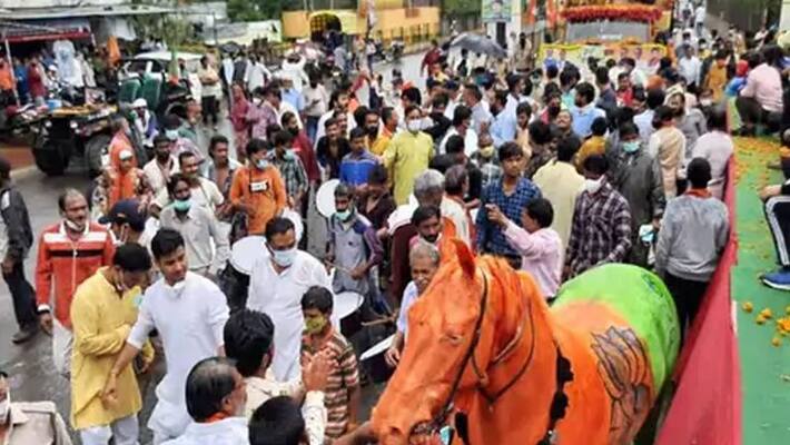 Horse painted saffron in Scindia's Jan Ashirwad Yatra, Maneka Gandhi organization filed a case Horse painted saffron in Scindia's Jan Ashirwad Yatra, Maneka Gandhi organization filed a case