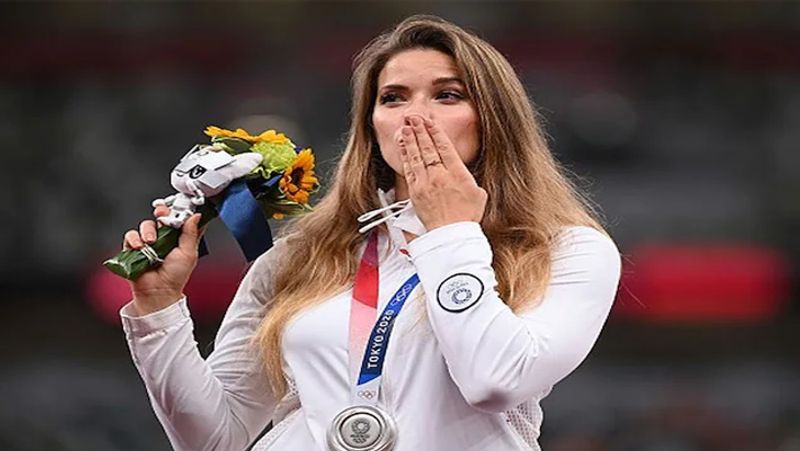 Polish athlete Maria Andrejczyk auctioned Tokyo 2020 Olympic medal for treatment of a child spb
