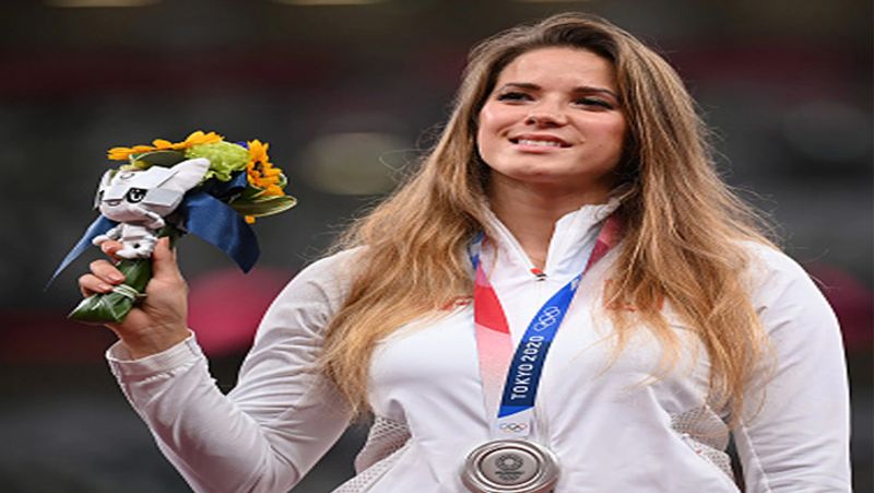 Polish athlete Maria Andrejczyk auctioned Tokyo 2020 Olympic medal for treatment of a child spb