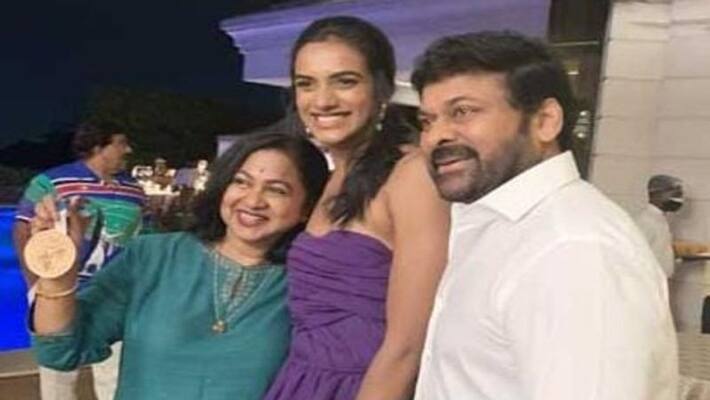 chiranjeevi fecilitated to p v sindhu with radhika shared photo viral chiranjeevi fecilitated to p v sindhu with radhika shared photo viral