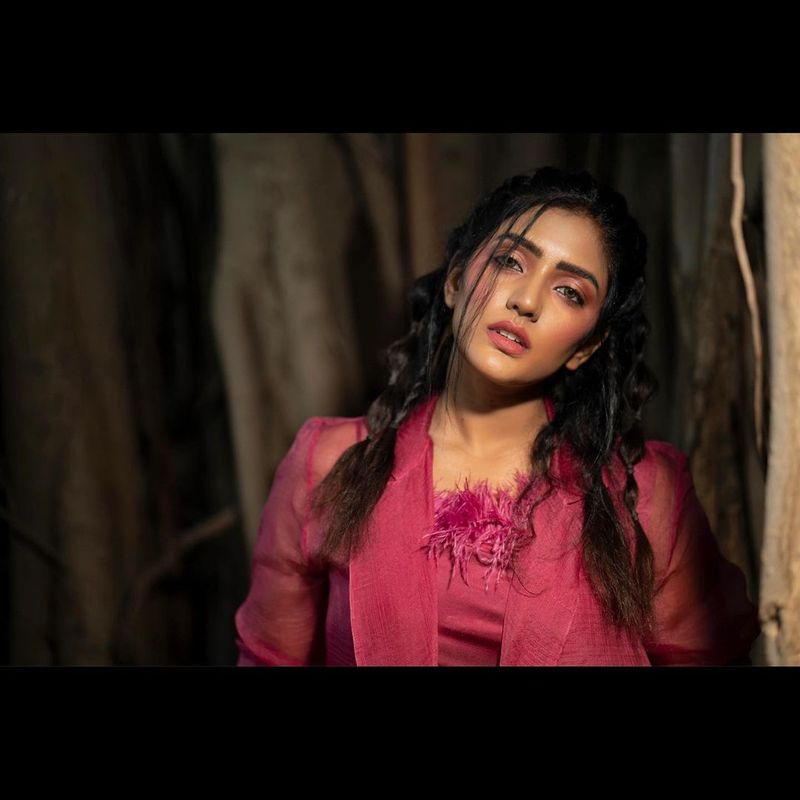 eesha rebba show her hot thunder thighs netizens mind block