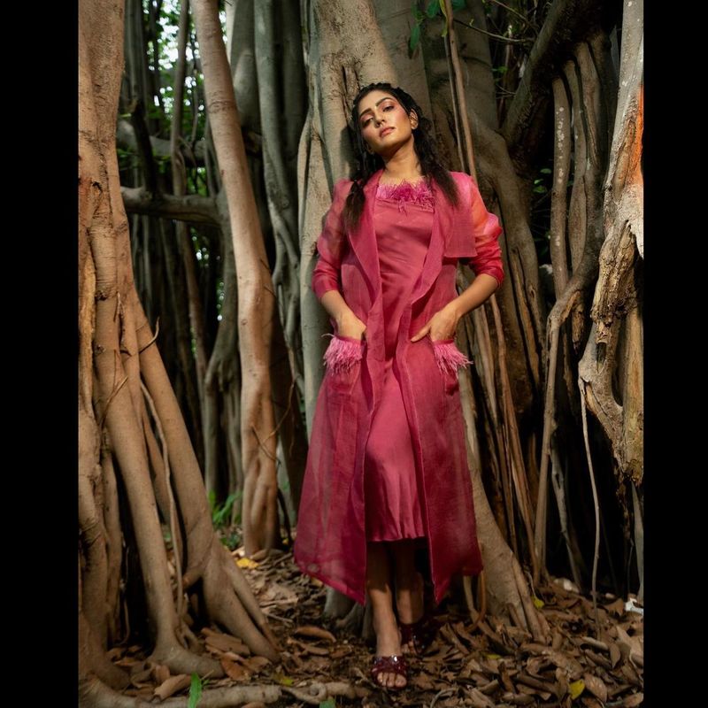 eesha rebba show her hot thunder thighs netizens mind block