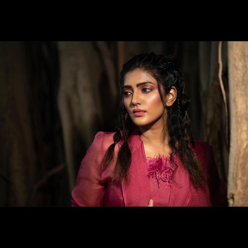eesha rebba show her hot thunder thighs netizens mind block