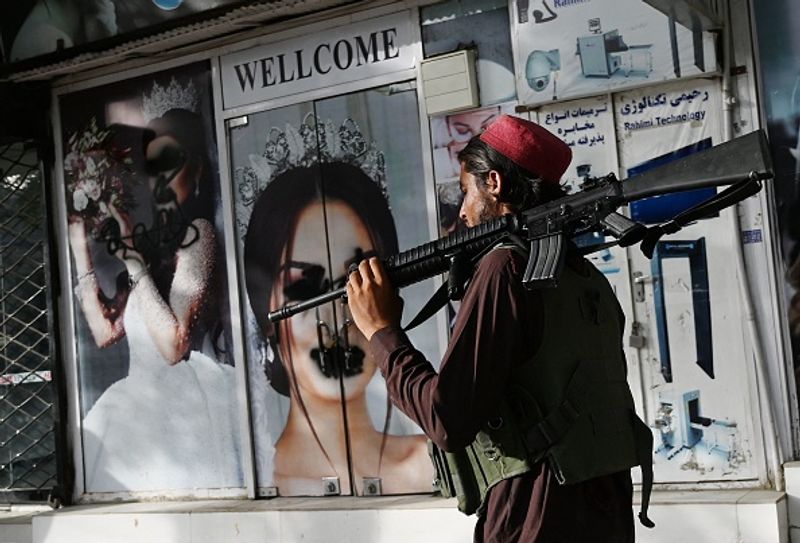 Woman journalist, who did historic TV interview with Taliban, also flees Afganistan ALB
