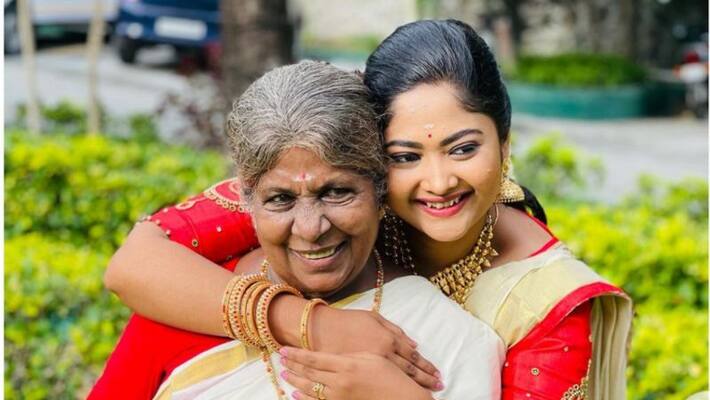 Actress Sethulakshmi and Aishwarya Razai share pictures together Actress Sethulakshmi and Aishwarya Razai share pictures together