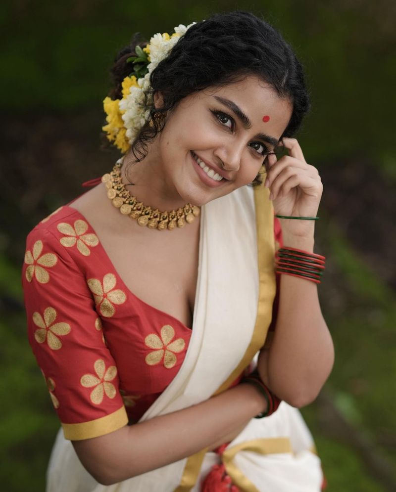 on onam eve heroin anupama parameswaran treat to fans with her glamour show