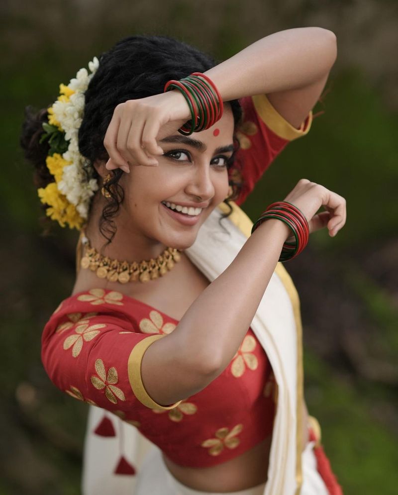 on onam eve heroin anupama parameswaran treat to fans with her glamour show