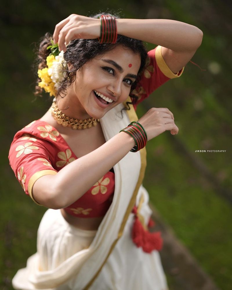 on onam eve heroin anupama parameswaran treat to fans with her glamour show