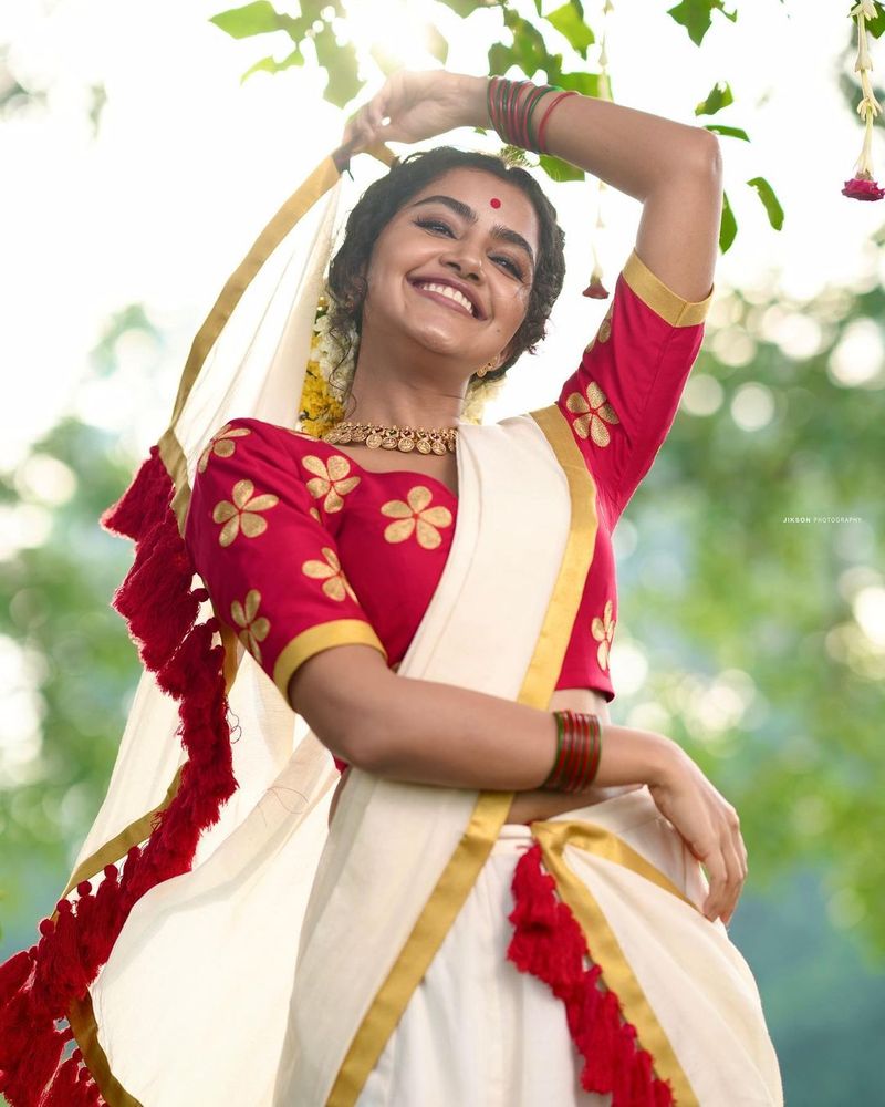 on onam eve heroin anupama parameswaran treat to fans with her glamour show