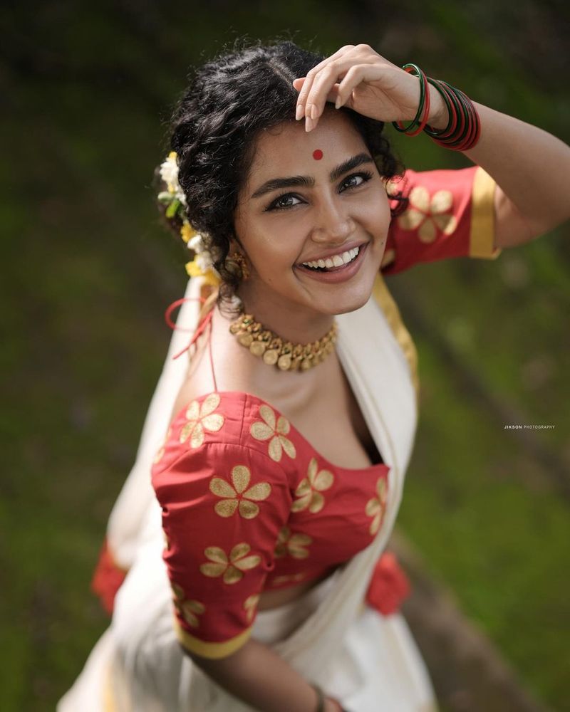 on onam eve heroin anupama parameswaran treat to fans with her glamour show
