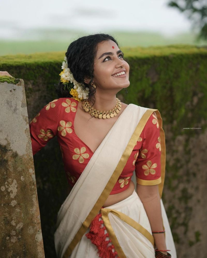 on onam eve heroin anupama parameswaran treat to fans with her glamour show
