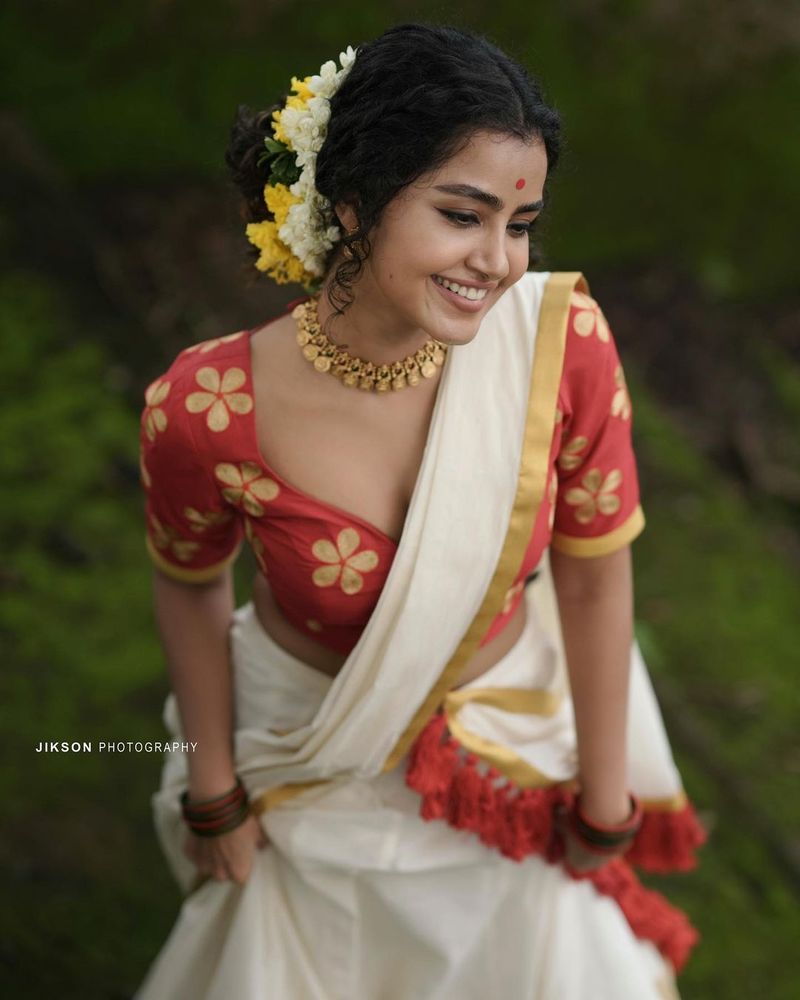 on onam eve heroin anupama parameswaran treat to fans with her glamour show