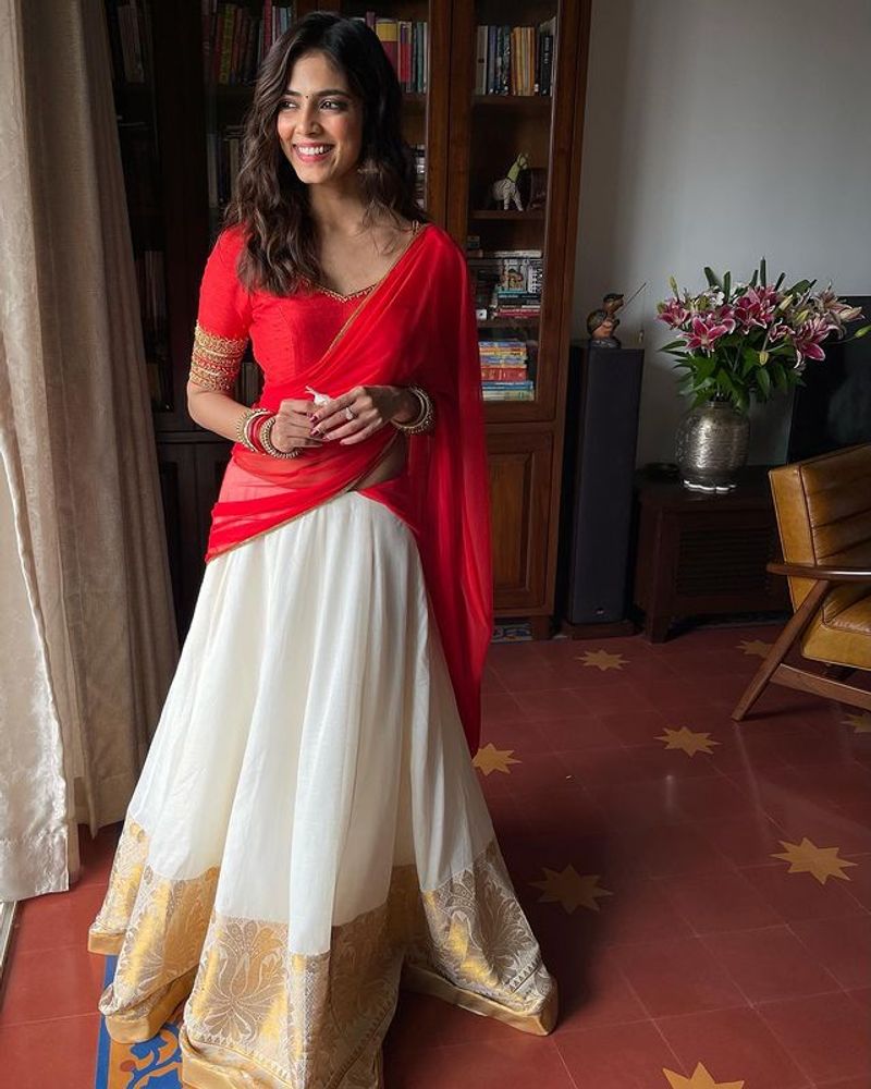 malavika mohanan latest hot dressing photo tending in internet