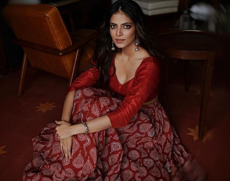 malavika mohanan latest hot dressing photo tending in internet