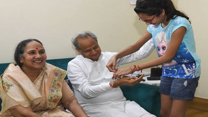 rakshabandhan 2021 Ashok CM Gehlot celebrated rakhi festival and randdaughter kashwini tied rakhi on rakshabandhan 2021 Ashok CM Gehlot celebrated rakhi festival and randdaughter kashwini tied rakhi on
