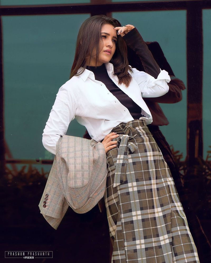actress vani bhojan coat soot latest hot gallery photo