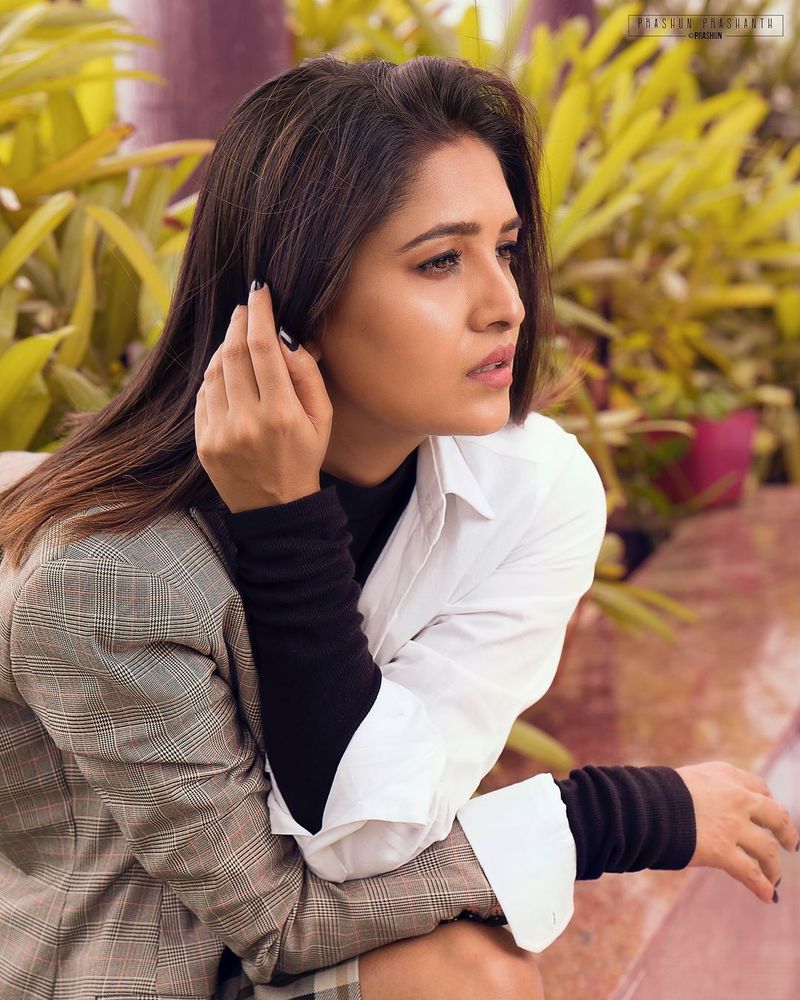 actress vani bhojan coat soot latest hot gallery photo