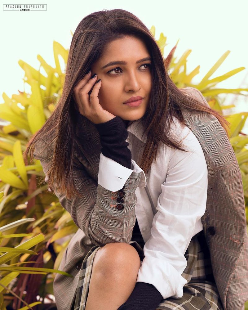 actress vani bhojan coat soot latest hot gallery photo