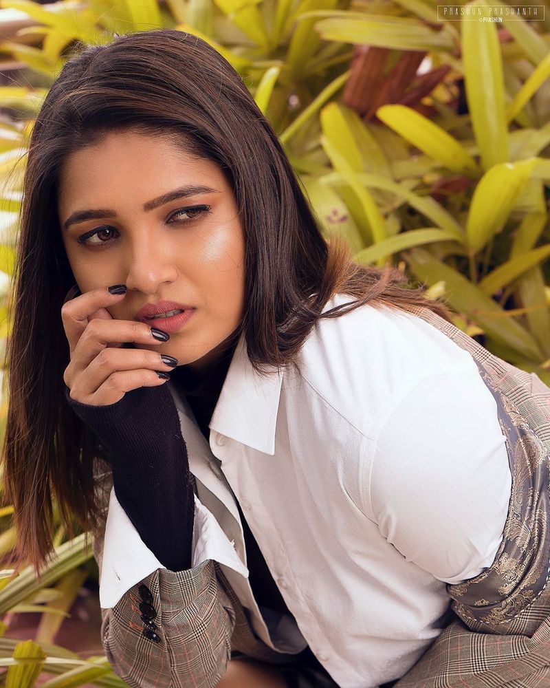 actress vani bhojan coat soot latest hot gallery photo