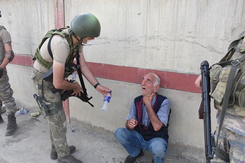 Afghanistan Soldiers helping rescue Afghan civilians at Kabul Airport
