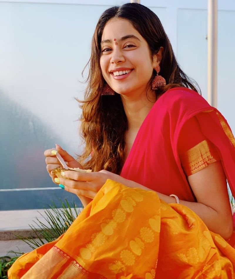 janhvi kapoor squeezing the juice with hot show pics attracting