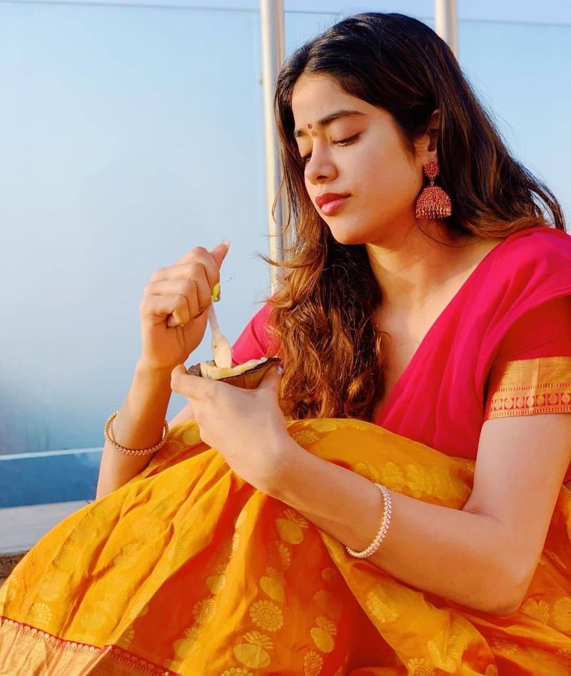 janhvi kapoor squeezing the juice with hot show pics attracting