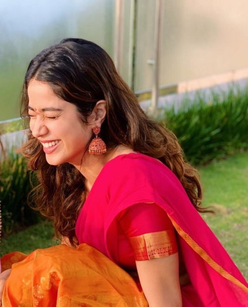 janhvi kapoor squeezing the juice with hot show pics attracting