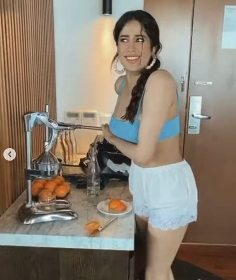 janhvi kapoor squeezing the juice with hot show pics attracting