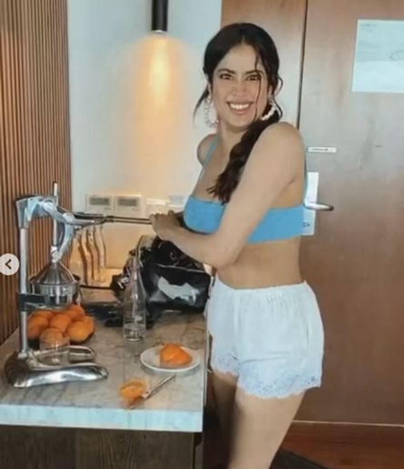 janhvi kapoor squeezing the juice with hot show pics attracting