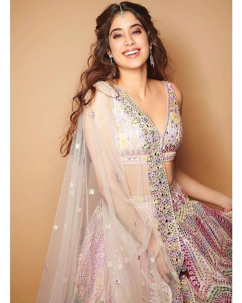 janhvi kapoor squeezing the juice with hot show pics attracting