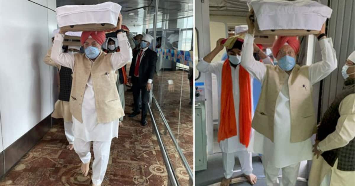 अहिंसा परमो धर्म: अफगानिस्तान से भारत लाए गए गुरु ग्रंथों को यूं सिर पर रखकर निकले केंद्रीय मंत्री | Union Minister hardeep Singh puri received three holy Swaroop of Sri Guru Granth Sahib Ji brought to India from Kabul