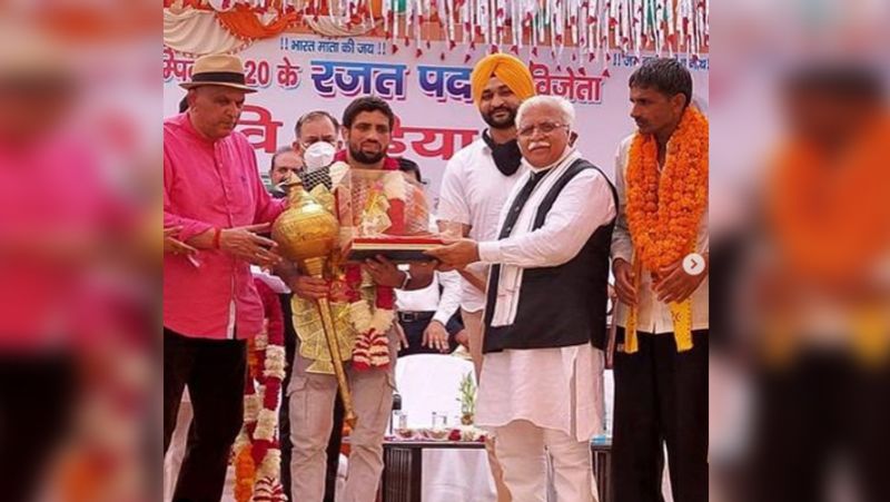 Olympic silver medalist Ravi Dahiya Doing Shiv abhishek after his win in tokyo olympics, see pictures